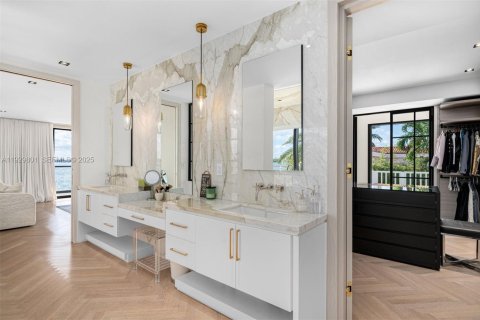 Купить виллу или дом в Норт-Майами, Флорида 6 спален, 526.85м2, № 1991352 - фото 26