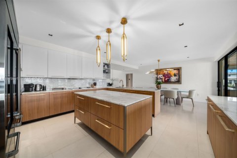 Купить виллу или дом в Норт-Майами, Флорида 6 спален, 526.85м2, № 1991352 - фото 15