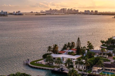 Купить виллу или дом в Норт-Майами, Флорида 6 спален, 526.85м2, № 1991352 - фото 3