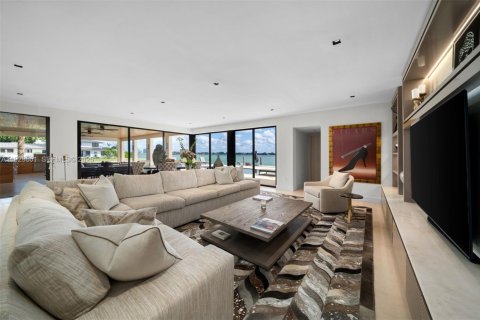 Купить виллу или дом в Норт-Майами, Флорида 6 спален, 526.85м2, № 1991352 - фото 17