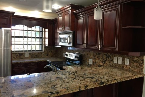 Adosado en alquiler en Miami, Florida, 2 dormitorios, 107.77 m2 № 2031697 - foto 3