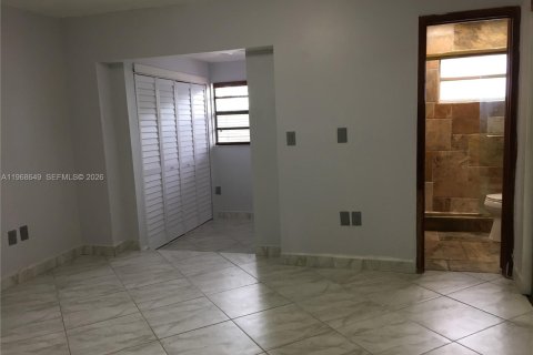 Adosado en alquiler en Miami, Florida, 2 dormitorios, 107.77 m2 № 2031697 - foto 11