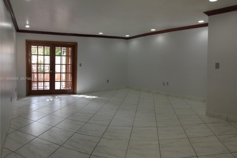 Adosado en alquiler en Miami, Florida, 2 dormitorios, 107.77 m2 № 2031697 - foto 2