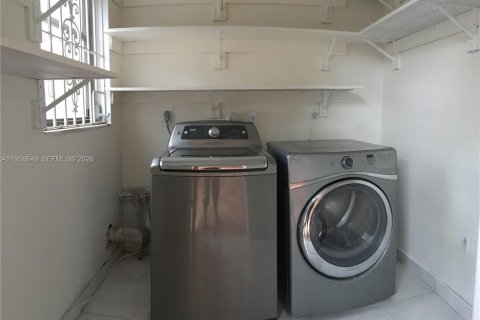 Adosado en alquiler en Miami, Florida, 2 dormitorios, 107.77 m2 № 2031697 - foto 10