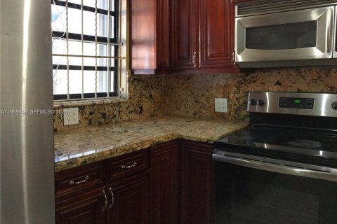 Adosado en alquiler en Miami, Florida, 2 dormitorios, 107.77 m2 № 2031697 - foto 5