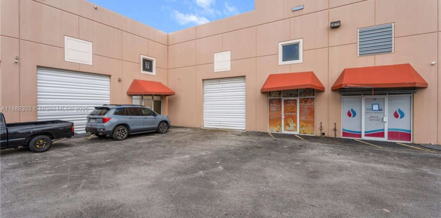 Коммерческая недвижимость в Майами, Флорида № 2054534