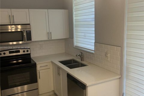 Casa en alquiler en Coral Springs, Florida, 3 dormitorios, 109.07 m2 № 1998850 - foto 2