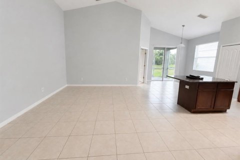 Villa ou maison à louer à Land O' Lakes, Floride: 3 chambres, 154.22 m2 № 2285601 - photo 7