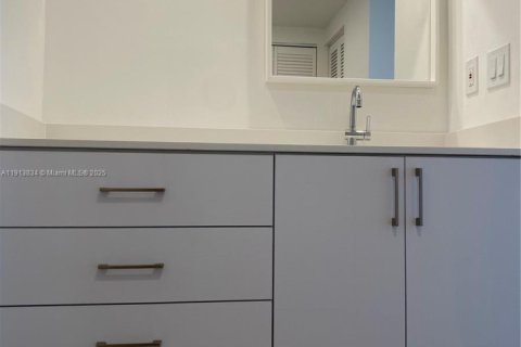 Condo in Key Biscayne, Florida, 2 bedrooms  № 1968508 - photo 13