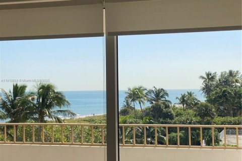 Condo in Key Biscayne, Florida, 2 bedrooms  № 1968508 - photo 17