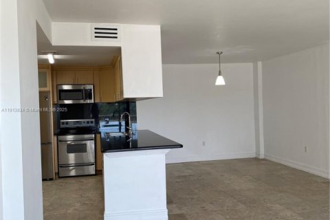 Condo in Key Biscayne, Florida, 2 bedrooms  № 1968508 - photo 11