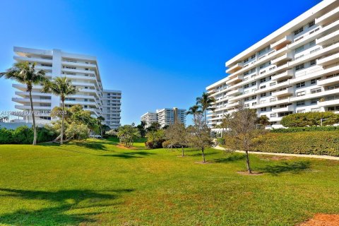 Condo in Key Biscayne, Florida, 2 bedrooms  № 1968508 - photo 24