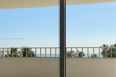 Condo in Key Biscayne, Florida, 2 bedrooms  № 1968508 - photo 16