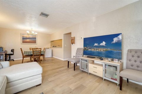 Condo in Bradenton, Florida, 2 bedrooms  № 1542496 - photo 8