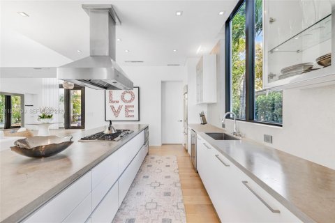 Купить виллу или дом в Майами-Бич, Флорида 4 спальни, 371.05м2, № 2064080 - фото 28