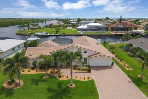 Villa ou maison à vendre à Port Charlotte, Floride: 5 chambres, 350.61 m2 № 1835302 - photo 1