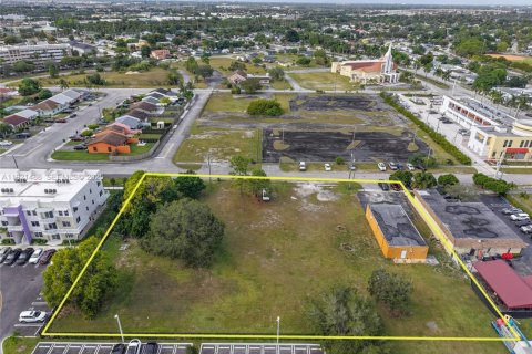 Commercial property in Miami, Florida № 1976662 - photo 1