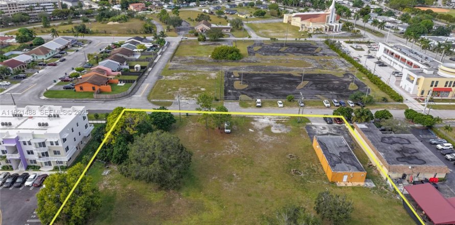 Commercial property in Miami, Florida № 1976662