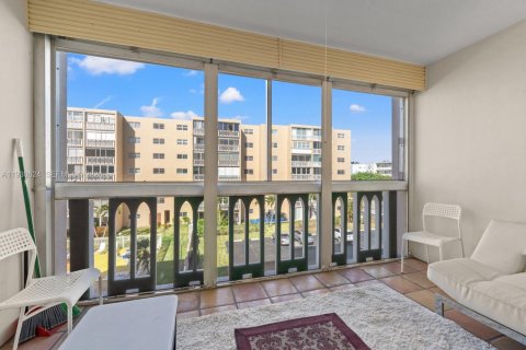 Condo in Hallandale Beach, Florida, 1 bedroom № 1996049 - photo 24