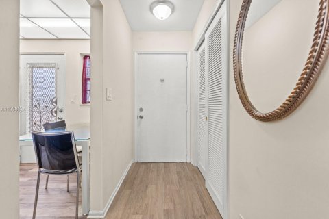 Condo in Hallandale Beach, Florida, 1 bedroom № 1996049 - photo 9