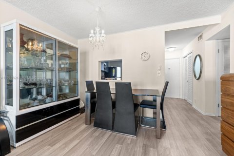 Condo in Hallandale Beach, Florida, 1 bedroom № 1996049 - photo 13