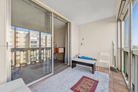 Condo in Hallandale Beach, Florida, 1 bedroom № 1996049 - photo 25