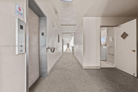 Condo in Hallandale Beach, Florida, 1 bedroom № 1996049 - photo 6