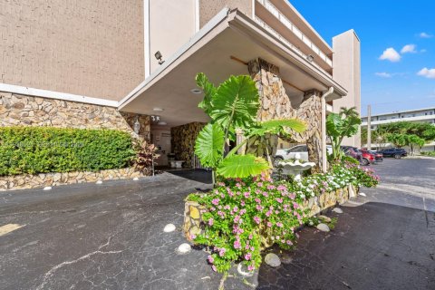 Condo in Hallandale Beach, Florida, 1 bedroom № 1996049 - photo 5