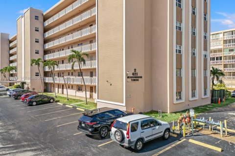 Condo in Hallandale Beach, Florida, 1 bedroom № 1996049 - photo 3
