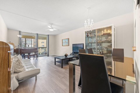 Condo in Hallandale Beach, Florida, 1 bedroom № 1996049 - photo 14