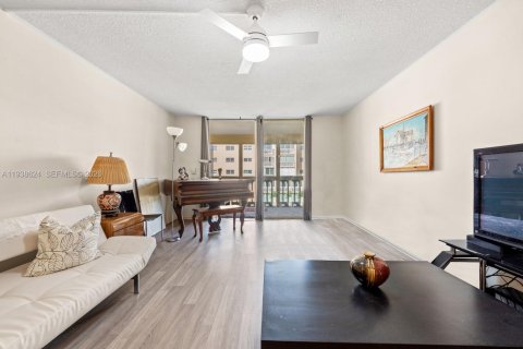 Condo in Hallandale Beach, Florida, 1 bedroom № 1996049 - photo 15