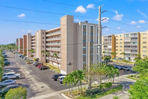 Condo in Hallandale Beach, Florida, 1 bedroom № 1996049 - photo 4