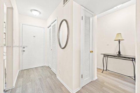 Condo in Hallandale Beach, Florida, 1 bedroom № 1996049 - photo 22