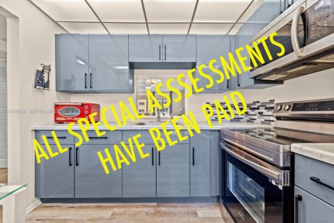 Condo in Hallandale Beach, Florida, 1 bedroom № 1996049 - photo 2