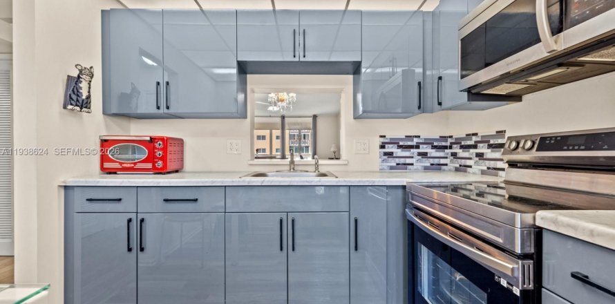 Condo in Hallandale Beach, Florida, 1 bedroom № 1996049