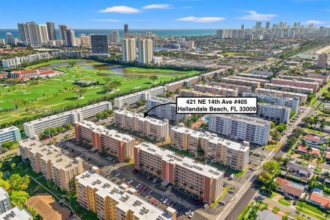 Condo in Hallandale Beach, Florida, 1 bedroom № 1996049 - photo 29