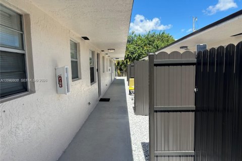 Immobilier commercial à vendre à Hallandale Beach, Floride: 208.47 m2 № 2170164 - photo 2