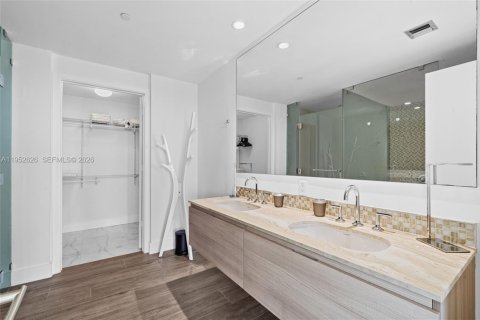 Condominio en alquiler en Miami, Florida, 2 dormitorios, 107.95 m2 № 2009236 - foto 16