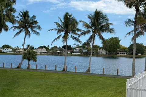House in Cutler Bay, Florida 3 bedrooms, 132.39 sq.m. № 2071163