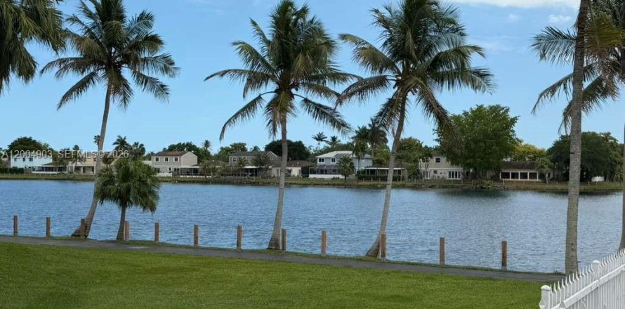 House in Cutler Bay, Florida 3 bedrooms, 132.39 sq.m. № 2071163