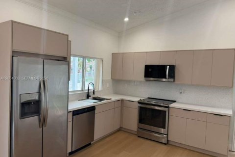 House in Cutler Bay, Florida 3 bedrooms, 132.39 sq.m. № 2071163 - photo 9