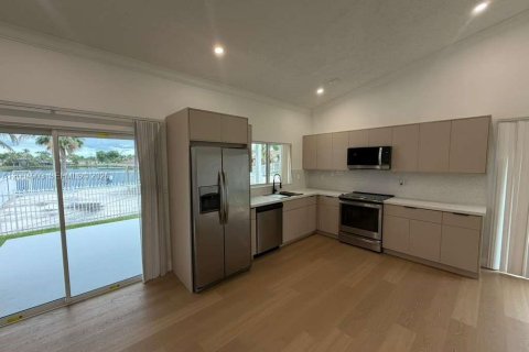 House in Cutler Bay, Florida 3 bedrooms, 132.39 sq.m. № 2071163 - photo 7