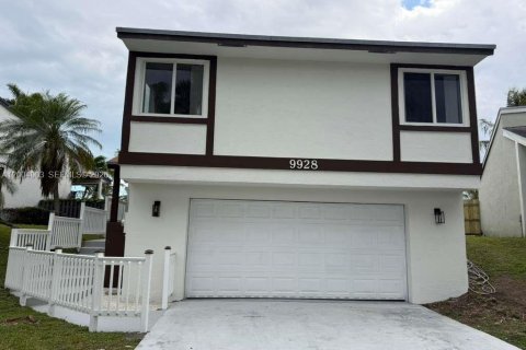 House in Cutler Bay, Florida 3 bedrooms, 132.39 sq.m. № 2071163 - photo 2