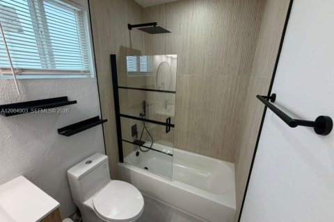House in Cutler Bay, Florida 3 bedrooms, 132.39 sq.m. № 2071163 - photo 23