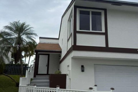 House in Cutler Bay, Florida 3 bedrooms, 132.39 sq.m. № 2071163 - photo 4