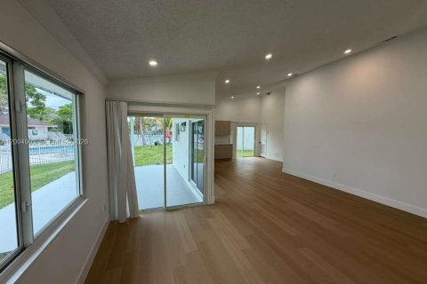 House in Cutler Bay, Florida 3 bedrooms, 132.39 sq.m. № 2071163 - photo 12