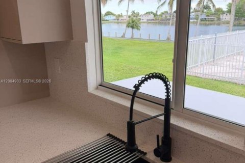 House in Cutler Bay, Florida 3 bedrooms, 132.39 sq.m. № 2071163 - photo 8