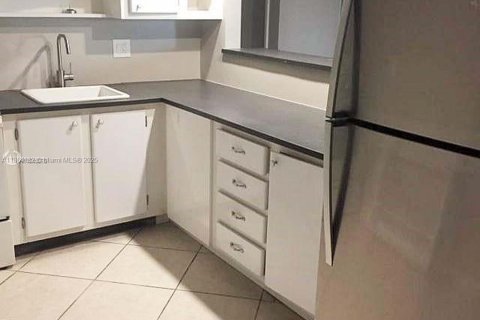 Condo in Hallandale Beach, Florida, 2 bedrooms  № 1891300 - photo 8