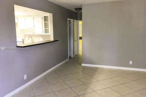 Condo in Hallandale Beach, Florida, 2 bedrooms  № 1891300 - photo 4