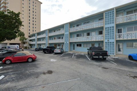 Condo in Hallandale Beach, Florida, 2 bedrooms  № 1891300 - photo 7